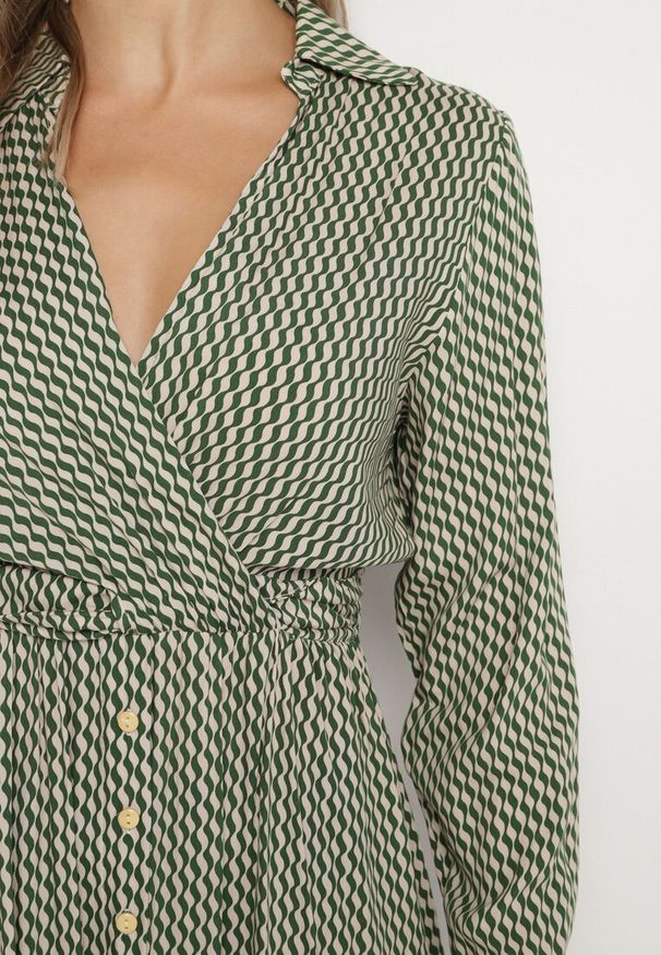 Born2be - Zielona Wiskozowa Sukienka w Pepitkę z Kopertowym Dekoltem i Gumkami w Pasie Vaivira. Okazja: na co dzień, na imprezę. Kolor: zielony. Materiał: wiskoza. Wzór: aplikacja. Typ sukienki: kopertowe. Styl: casual, elegancki