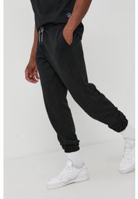 New Balance - Spodnie. Kolor: czarny. Materiał: dzianina. Wzór: gładki