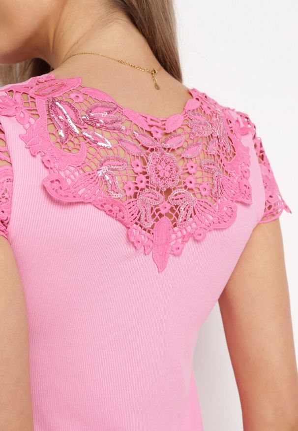 Born2be - Różowa Bluzka Prążkowana z Koronkowymi Wstawkami i Cekinami Esmalde. Kolor: różowy. Materiał: prążkowany, koronka. Styl: klasyczny, elegancki