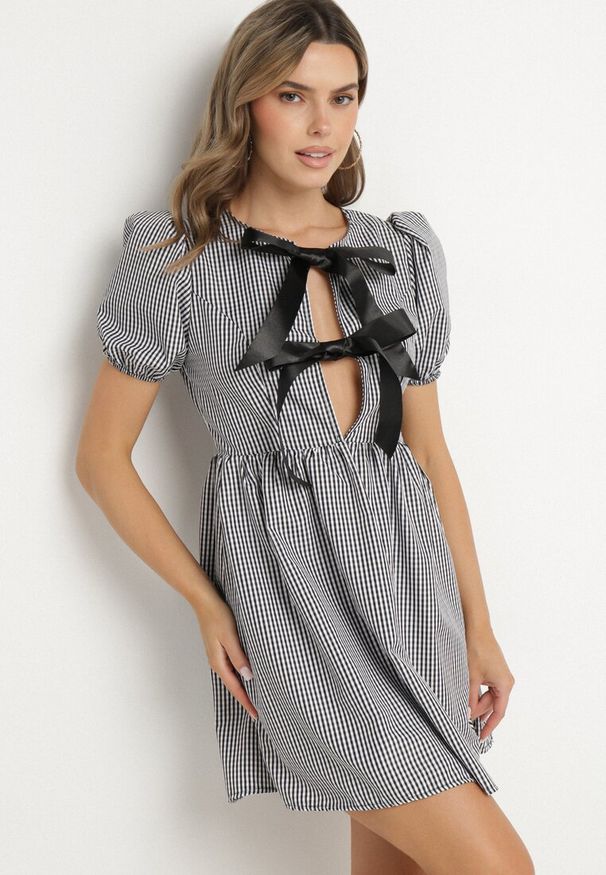 Born2be - Czarna Rozkloszowana Sukienka w Kratkę Vichy w Stylu Retro z Wiązaniem Telionea. Okazja: na co dzień. Kolor: czarny. Wzór: kratka. Typ sukienki: rozkloszowane. Styl: retro