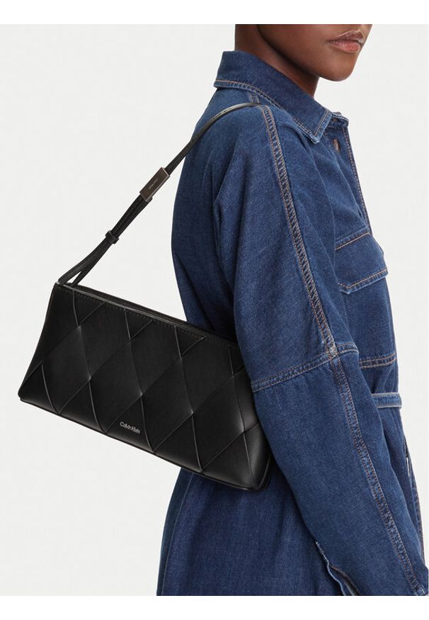Calvin Klein Torebka Ck Woven Elongated Shoulder Bag K60K612992 Czarny. Kolor: czarny. Materiał: skórzane