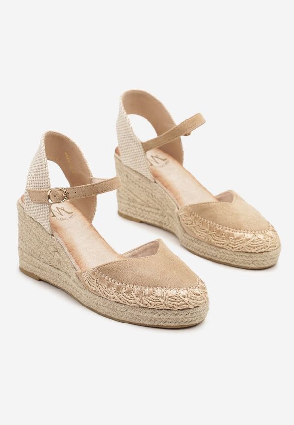 Born2be - Beżowe Sandały Espadryle z Imitacji Zamszu na Plecionym Koturnie Calriva. Okazja: na co dzień. Zapięcie: sprzączka. Kolor: beżowy. Materiał: zamsz. Sezon: lato. Obcas: na koturnie. Styl: boho, elegancki, casual