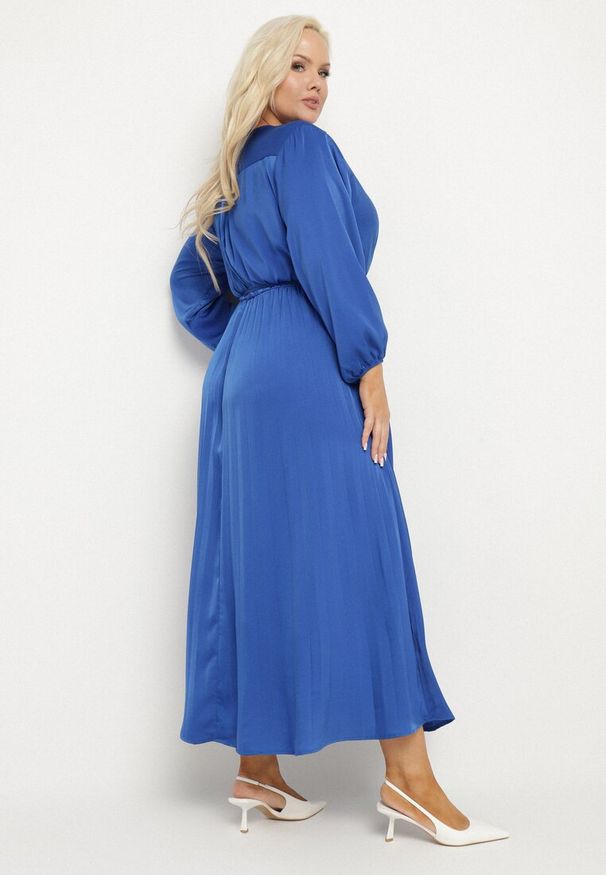 Born2be - Niebieska Sukienka Maxi z Gumką w Pasie i Kopertowym Dekolcie Bertrama. Typ kołnierza: dekolt kopertowy. Kolor: niebieski. Materiał: materiał. Typ sukienki: kopertowe. Długość: maxi