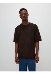 Reserved - Sweter z krótkim rękawem - ciemnobrązowy. Kolor: brązowy. Materiał: bawełna, dzianina. Długość rękawa: krótki rękaw. Długość: krótkie
