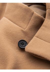 Ombre Clothing - Męski płaszcz z asymetrycznym zapięciem i wysokim kołnierzem – jasnobrązowy V4. Okazja: na co dzień. Typ kołnierza: kołnierzyk stójkowy. Kolor: brązowy. Materiał: wiskoza, poliester, materiał, syntetyk, włókno. Długość: długie. Wzór: aplikacja, jednolity. Styl: wizytowy, casual, elegancki #8