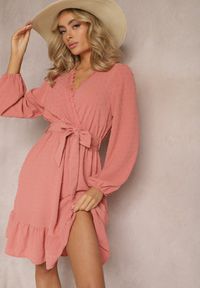 Renee - Różowa Mini Sukienka Rozkloszowana z Paskiem Materiałowym z Tkaniny Plumeti Digia. Kolor: różowy. Materiał: materiał, tkanina. Długość: mini