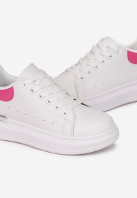 Born2be - Biało-Czerwone Sneakersy Ohei. Nosek buta: okrągły. Kolor: biały. Materiał: materiał. Szerokość cholewki: normalna. Wzór: aplikacja, kolorowy