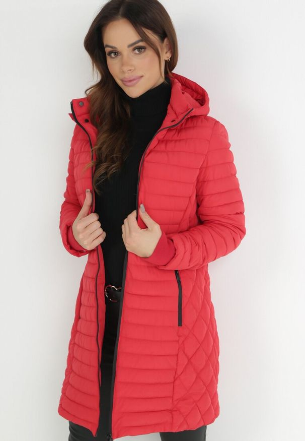 Born2be - Czerwona Kurtka do Kolan Pikowana Zillo. Okazja: na co dzień. Kolor: czerwony. Materiał: jeans, tkanina. Długość: do kolan. Styl: elegancki, casual