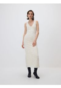 Reserved - Sukienka z cekinami - kremowy. Kolor: kremowy. Materiał: dzianina #1