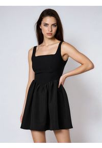 Sinsay - Sukienka na ramiączkach z dekoltem karo - czarny. Typ kołnierza: dekolt w karo. Kolor: czarny. Długość rękawa: na ramiączkach #1