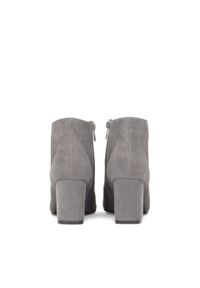 Kazar - Szare zamszowe botki na słupkowym obcasie. Kolor: szary. Materiał: zamsz. Szerokość cholewki: normalna. Obcas: na obcasie. Styl: klasyczny. Wysokość obcasa: średni #3