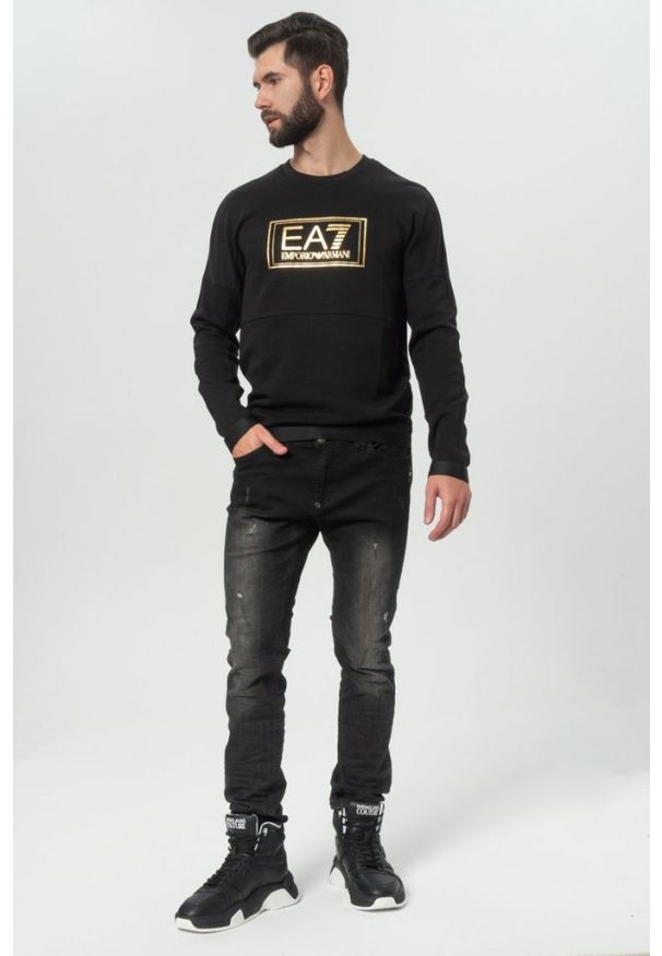EA7 Emporio Armani - EA7 Czarna męska bluza z dużym złotym logo, Rozmiar S. Kolor: czarny. Materiał: guma. Wzór: gładki