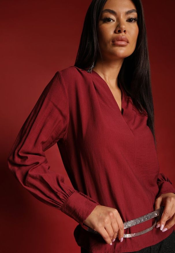 Renee - Bordowa Bluzka z Bufiastymi Rękawami i Trójkątnym Dekoltem Hilko. Okazja: na co dzień. Kolor: czerwony. Materiał: wiskoza. Styl: elegancki, casual