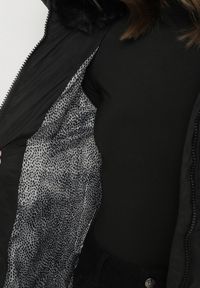 Born2be - Czarna Taliowana Kurtka z Pikowanymi Przeszyciami i Kapturem z Futerkiem Olennea. Okazja: na co dzień, do pracy, na spotkanie biznesowe. Kolor: czarny. Materiał: futro. Styl: biznesowy, klasyczny, casual #3