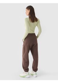 4f - 4F Spodnie dresowe joggery oversize damskie - brązowe XL. Kolor: brązowy. Materiał: dresówka. Wzór: gładki, ze splotem