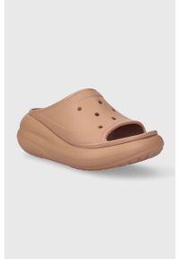 Crocs klapki Classic Crush Slide damskie kolor brązowy na platformie 208731. Kolor: brązowy. Materiał: materiał. Obcas: na platformie #4