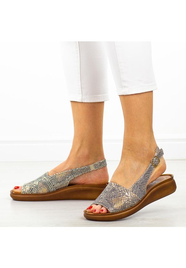 Beżowe wąż płaskie sandały damskie M.Daszyński 24142-5. Okazja: na co dzień. Kolor: beżowy. Materiał: skóra. Sezon: wiosna, lato. Styl: klasyczny, casual, elegancki