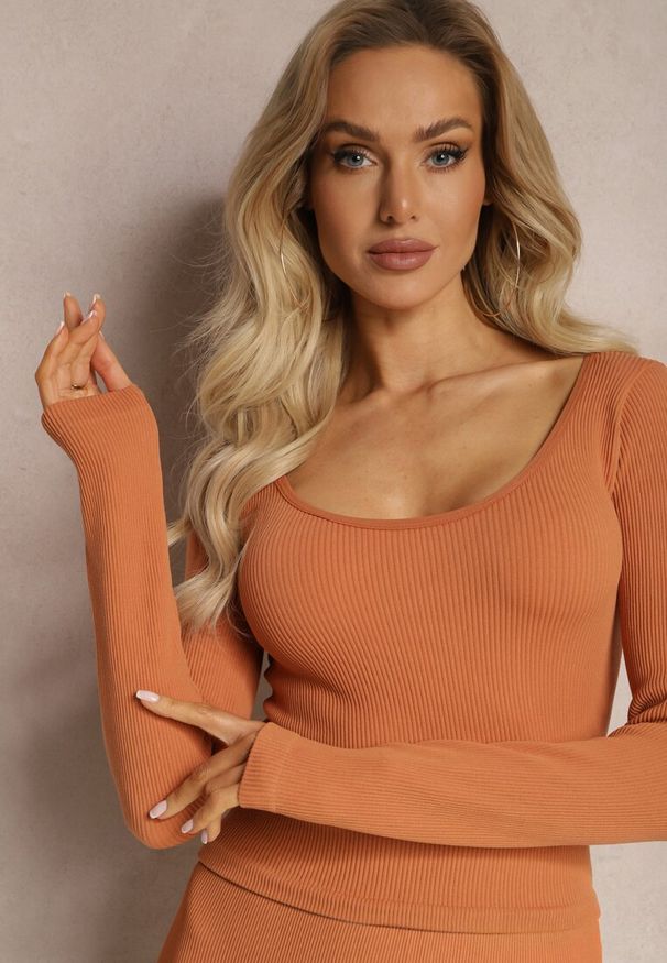 Renee - Pomarańczowa Dopasowana Bluzka w Prążki o Krótkim Kroju Elowenia. Kolor: pomarańczowy. Długość: krótkie. Wzór: prążki. Styl: sportowy