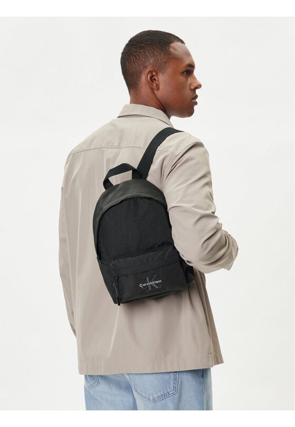 Calvin Klein Plecak Bold Small Round Backpack LV04D3257G Czarny. Kolor: czarny. Materiał: materiał