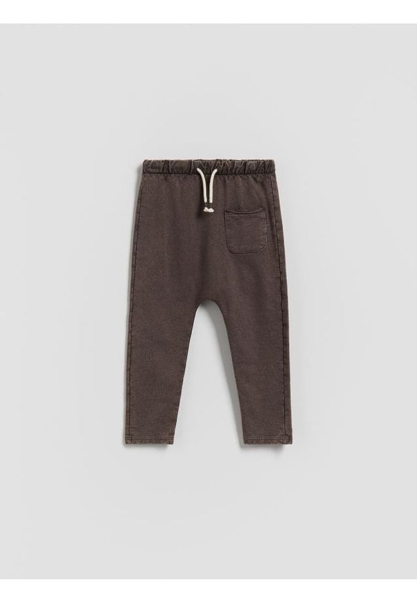 Reserved - Legginsy z efektem sprania - ciemnobrązowy. Kolor: brązowy. Materiał: bawełna, dzianina