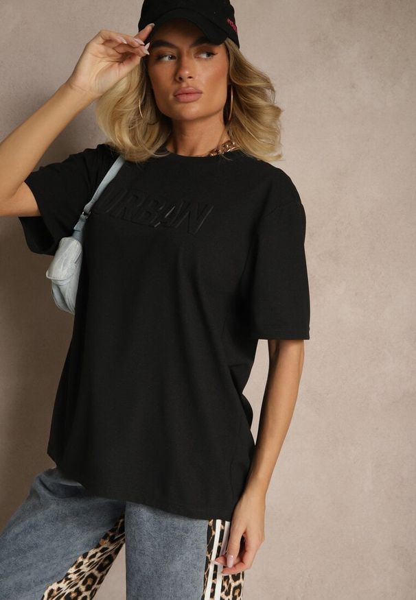 Renee - Czarna Bawełniana Koszulka T-shirt z Tłoczonym Napisem Lunorina. Okazja: na co dzień, na imprezę. Kolor: czarny. Materiał: bawełna. Wzór: napisy. Styl: elegancki, casual