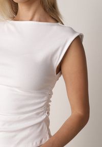 Born2be - Biała Bluzka z Elastycznego Materiału z Dekoltem Łódką Megaris. Okazja: na co dzień. Typ kołnierza: dekolt w łódkę. Kolor: biały. Materiał: materiał. Styl: casual, elegancki #6