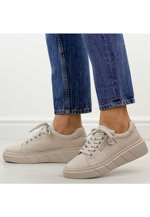 Beżowe skórzane półbuty damskie na platformie Jezzi 18-20. Okazja: na co dzień. Zapięcie: sznurówki. Kolor: beżowy. Materiał: skóra. Szerokość cholewki: normalna. Sezon: wiosna, jesień, lato. Obcas: na platformie. Styl: casual, elegancki, sportowy, klasyczny