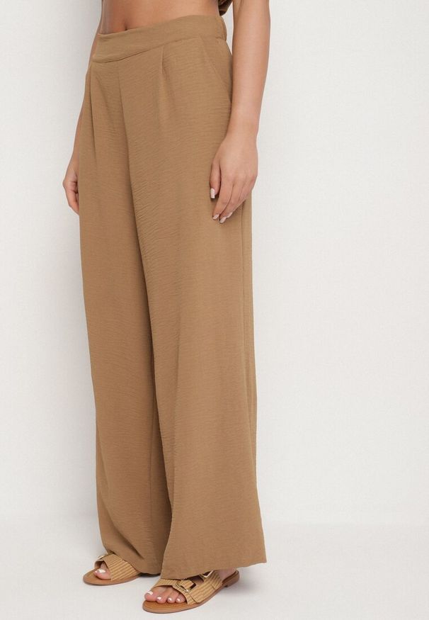 Born2be - Jasnobrązowy Komplet Bluzka z Asymetrycznym Dołem i Szerokie Spodnie Ralavinea. Kolor: brązowy