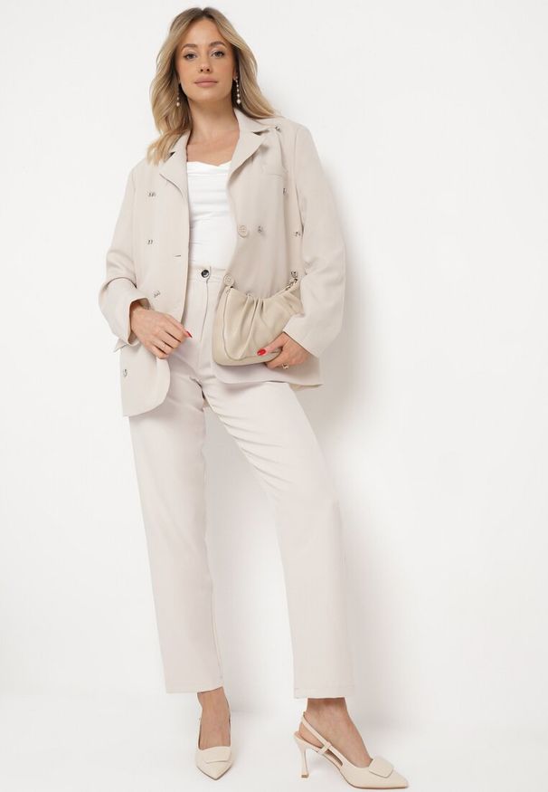 Born2be - Beżowa Pudełkowa Marynarka z Kieszeniami i Ozdobnymi Literkami Keletia. Kolor: beżowy. Materiał: jeans. Styl: elegancki