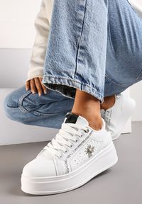 Renee - Białe Sneakersy z Ekoskóry na Platformie z Błyszczącymi Detalami i Zawieszką Anarmonia. Kolor: biały. Obcas: na platformie #1