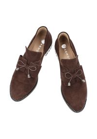 Półbuty damskie Armodo, na płaskim obcasie z ozdobami i welurowe wsuwane, czekolada, 1399. Okazja: na spotkanie biznesowe. Zapięcie: bez zapięcia. Kolor: brązowy. Szerokość cholewki: normalna. Wzór: aplikacja. Materiał: welur. Obcas: na obcasie. Styl: biznesowy, klasyczny. Wysokość obcasa: niski #8