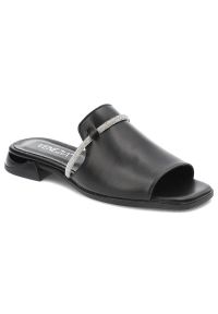 Czarne Klapki Venezia Eleganckie Skórzane Buty. Kolor: czarny. Materiał: skóra. Wzór: gładki. Obcas: na obcasie. Styl: elegancki. Wysokość obcasa: niski