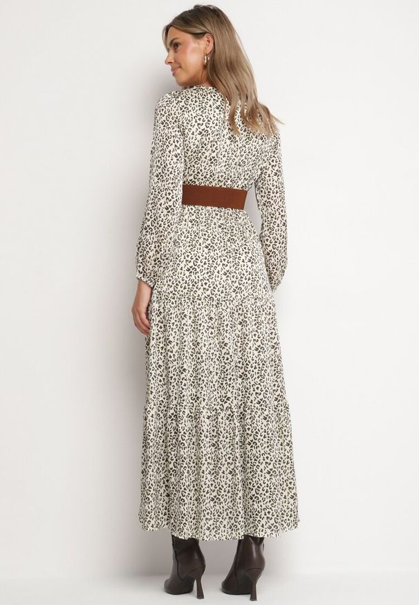 Born2be - Beżowo-Zielona Panterkowa Rozkloszowana Sukienka z Kopertowym Dekoltem i Paskiem z Klamrą Rinathria. Okazja: na co dzień. Typ kołnierza: dekolt kopertowy. Kolor: beżowy. Długość rękawa: długi rękaw. Typ sukienki: kopertowe. Styl: casual