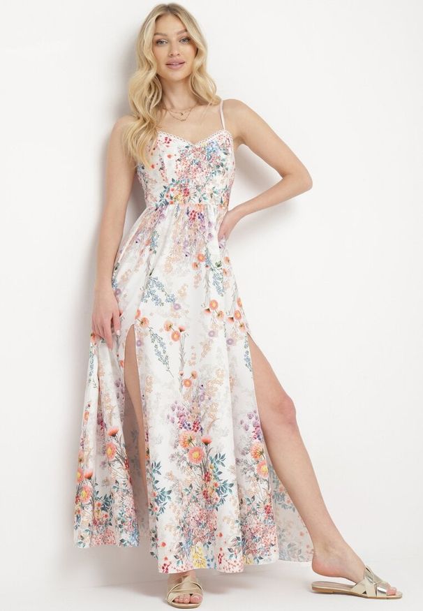 Born2be - Biała Sukienka Megeusa. Kolor: biały. Długość rękawa: na ramiączkach. Wzór: nadruk, kwiaty. Typ sukienki: dopasowane. Długość: maxi