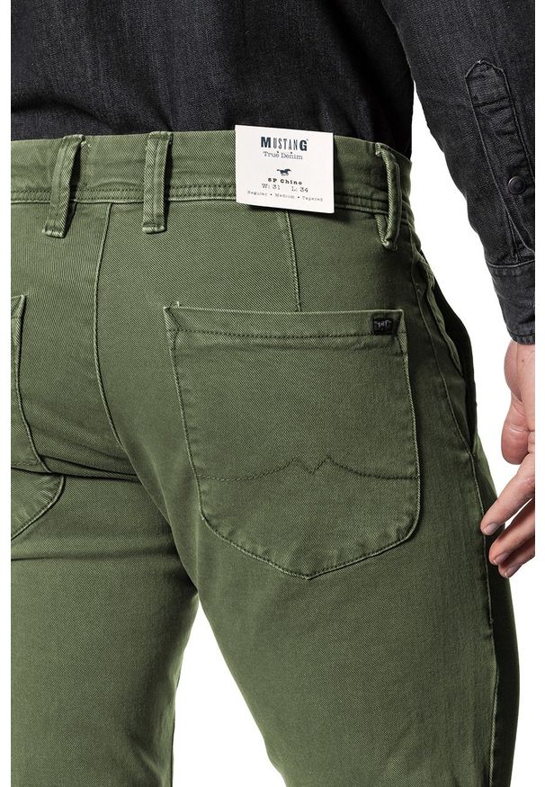 Mustang - MUSTANG SPODNIE MĘSKIE 5P CHINO DUSKY GREEN 1006701 6287. Wzór: aplikacja