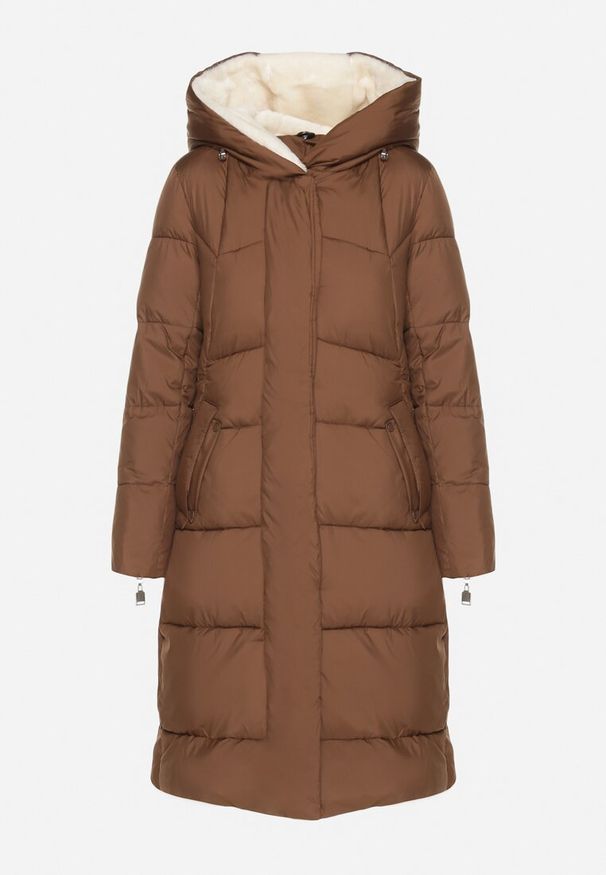 Born2be - Brązowa Pikowana Kurtka o Długim Kroju z Kapturem i Wiązanym Paskiem Neandira. Okazja: na co dzień. Typ kołnierza: kaptur. Kolor: brązowy. Materiał: jeans, materiał. Długość rękawa: długi rękaw. Długość: długie. Sezon: zima, jesień. Styl: klasyczny, casual, elegancki