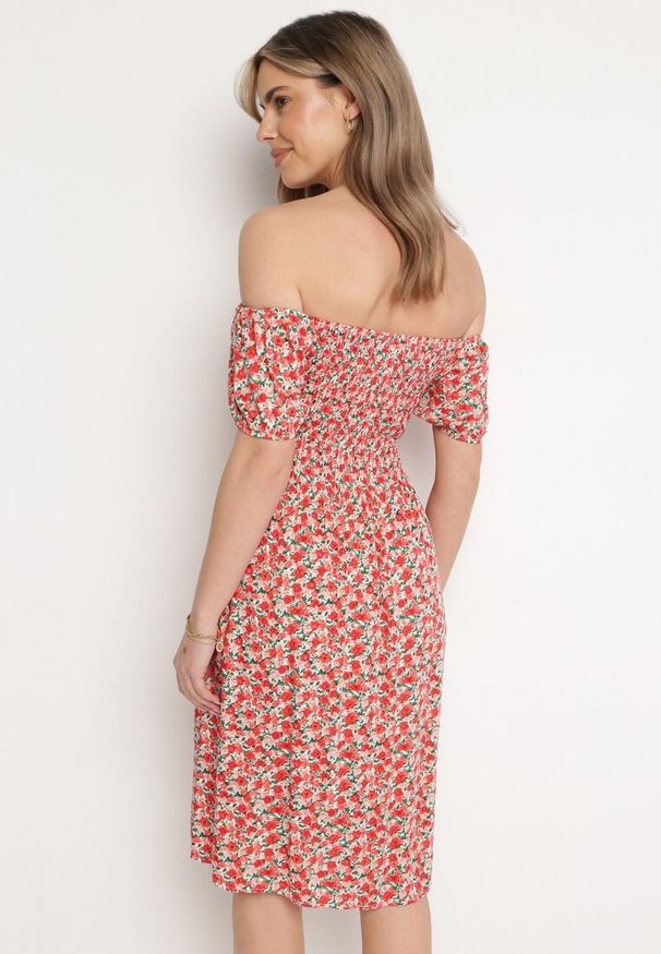 Born2be - Czerwona Wiskozowa Sukienka Hiszpanka z Gumkami w Pasie Valdina. Okazja: na co dzień. Typ kołnierza: dekolt hiszpanka. Kolor: czerwony. Materiał: wiskoza. Długość rękawa: krótki rękaw. Sezon: lato. Styl: casual, wakacyjny