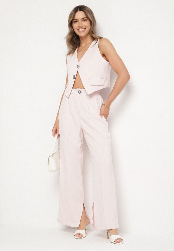 Born2be - Różowy Komplet Kamizelka z Ozdobnymi Cyrkoniami i Garniturowe Spodnie Divistra. Kolor: różowy