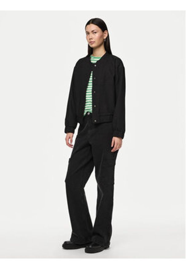 Pieces Kurtka bomber Annie 17150150 Czarny Regular Fit. Kolor: czarny. Materiał: syntetyk