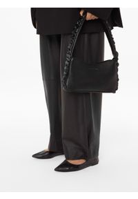 Kazar - Czarna skórzana torebka baguette z falbanką. Kolor: czarny. Wzór: aplikacja. Materiał: skórzane. Rodzaj torebki: na ramię #10