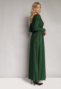 Born2be - Zielona Rozkloszowana Błyszcząca Sukienka Maxi z Głębokim Dekoltem i Marszczeniem w Talii Nizetta. Kolor: zielony. Materiał: materiał. Długość rękawa: długi rękaw. Typ sukienki: proste. Długość: maxi #2