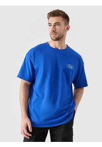 4f - T-shirt oversize z nadrukiem męski - kobaltowy. Okazja: na co dzień. Kolor: niebieski. Materiał: jersey, bawełna, dzianina. Długość rękawa: krótki rękaw. Długość: krótkie. Wzór: nadruk. Styl: casual, sportowy, klasyczny