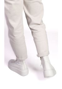 Inna - Sneakersy wysokie na platformie skórzane białe Sempre 23-396-38. Kolor: biały. Materiał: skóra. Wzór: grochy. Obcas: na platformie #6