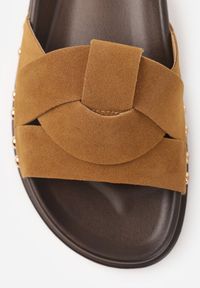 Renee - Brązowe Klapki z Przekładanymi Paskami i Ozdobnymi Nitami Talysha. Okazja: na co dzień, na imprezę. Kolor: brązowy. Materiał: skóra, koronka. Sezon: lato. Styl: casual, elegancki #6