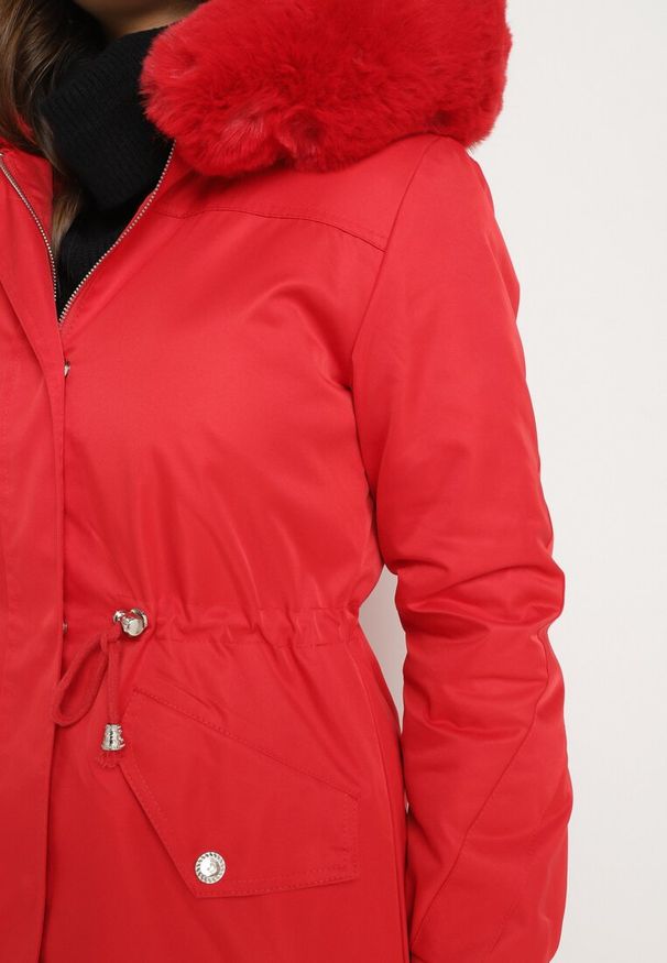 Born2be - Czerwona Kurtka Parka z Odpinanym Futerkowym Obszyciem przy Kapturze Inelithrae. Okazja: na co dzień. Typ kołnierza: golf. Kolor: czerwony. Materiał: jeans. Sezon: zima. Styl: casual, elegancki, klasyczny