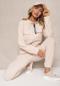 Renee - Beżowy Komplet Dresowy z Bluzą ze Stójką i Spodniami Typu Jogger Ozdobiony Kieszeniami Riadara. Kolor: beżowy. Materiał: dresówka. Wzór: aplikacja