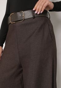 Born2be - Brązowe Bawełniane Szerokie Spodnie Garniturowe z Wysokim Stanem i Paskiem Tusamia. Okazja: na co dzień, na spotkanie biznesowe. Stan: podwyższony. Kolor: brązowy. Materiał: bawełna. Styl: biznesowy, klasyczny, casual, elegancki #4