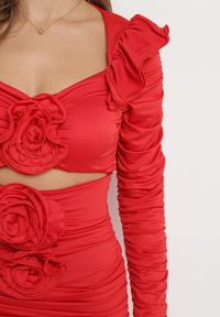 Born2be - Czerwona Drapowana Sukienka Mini z Rozcięciami i Kwiatami Jadinia. Kolor: czerwony. Wzór: kwiaty. Styl: elegancki. Długość: mini