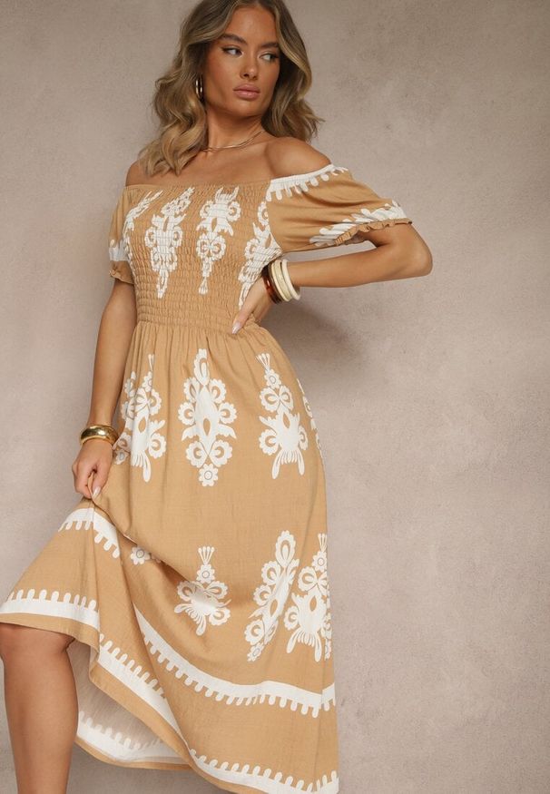 Renee - Ciemnobeżowa Sukienka Hiszpanka Ozdobiona Etnicznym Printem Aralette. Okazja: na co dzień. Typ kołnierza: dekolt hiszpanka. Kolor: beżowy. Wzór: nadruk, aplikacja. Typ sukienki: rozkloszowane. Styl: casual, elegancki