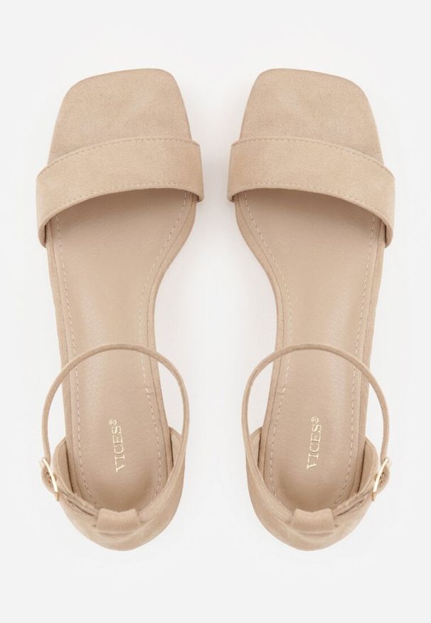 Renee - Ciemnobeżowe Eleganckie Sandały VICES na Klockowym Obcasie z Paskiem Wokół Kostki Undimora. Okazja: do pracy, na randkę, na spotkanie biznesowe. Zapięcie: pasek. Kolor: beżowy. Materiał: satyna. Obcas: na obcasie. Styl: elegancki. Wysokość obcasa: średni